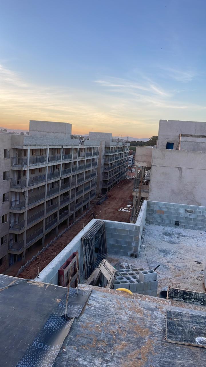 Obra predial em execução ao entardecer