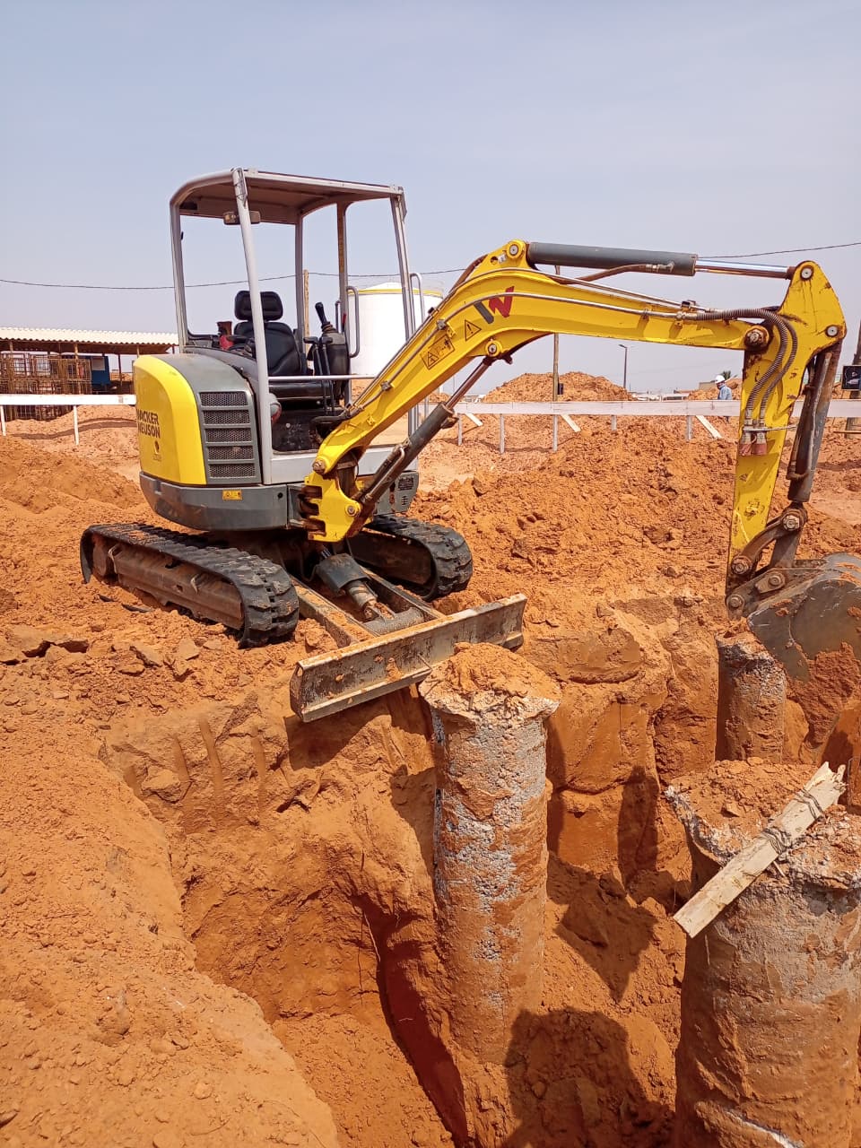 Mini escavadeira Wacker Neuson executando fundação com estacas