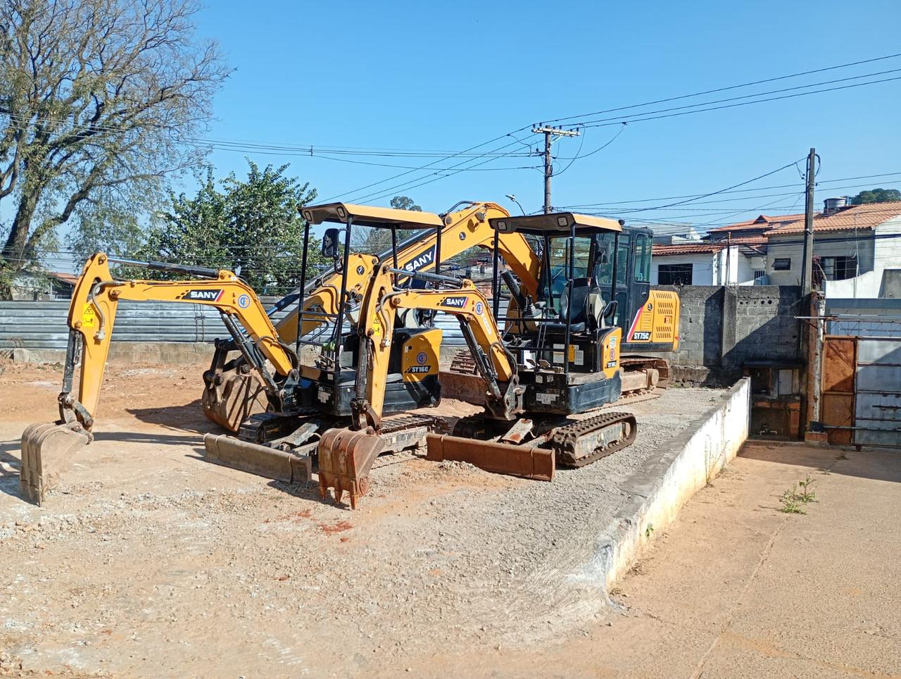 Terraplanagem e preparo de terreno com retroescavadeira pela Jet Construplan